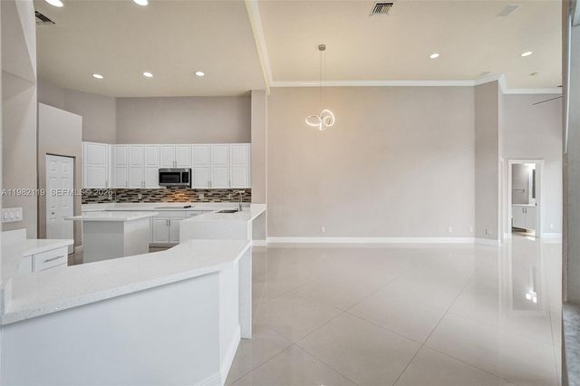 8006 N Savannah Cir, Davie, FL 33328