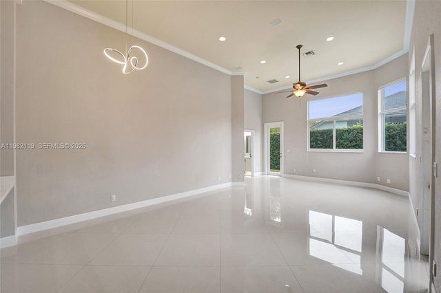 8006 N Savannah Cir, Davie, FL 33328
