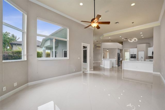 8006 N Savannah Cir, Davie, FL 33328