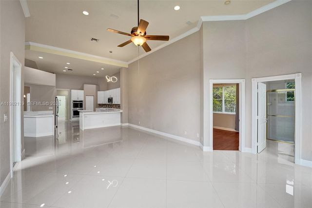 8006 N Savannah Cir, Davie, FL 33328