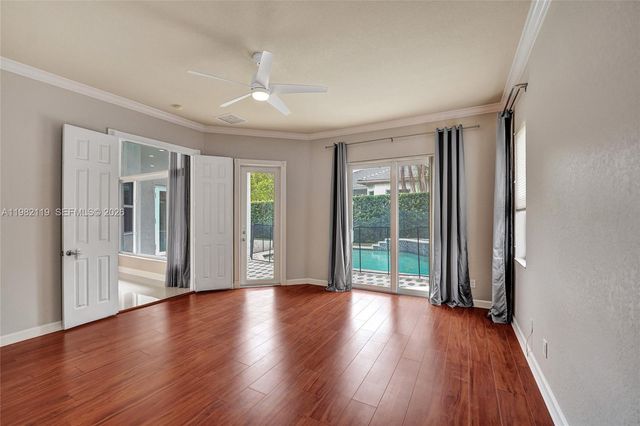 8006 N Savannah Cir, Davie, FL 33328