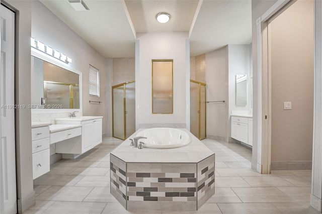 8006 N Savannah Cir, Davie, FL 33328