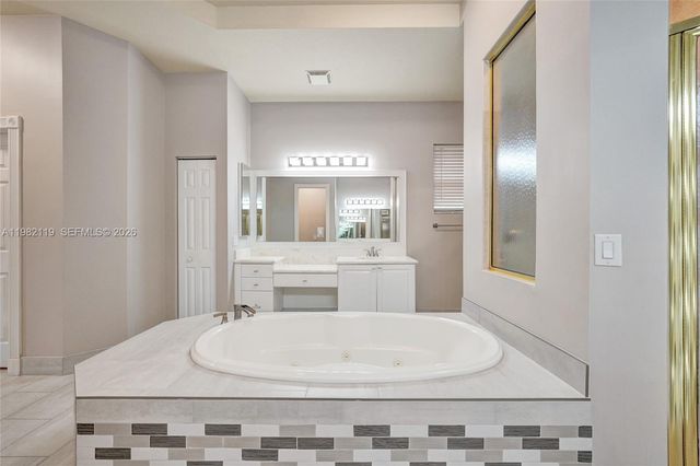 8006 N Savannah Cir, Davie, FL 33328