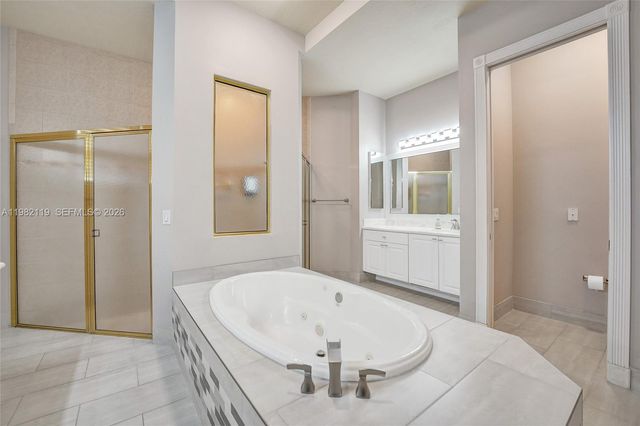 8006 N Savannah Cir, Davie, FL 33328