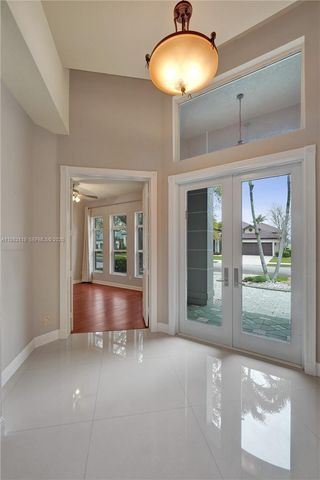 8006 N Savannah Cir, Davie, FL 33328
