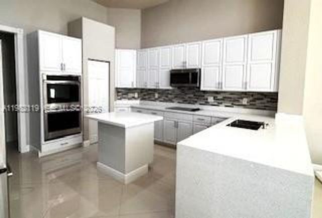 8006 N Savannah Cir, Davie, FL 33328