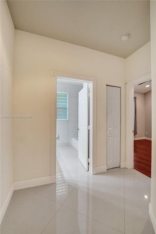 8006 N Savannah Cir, Davie, FL 33328