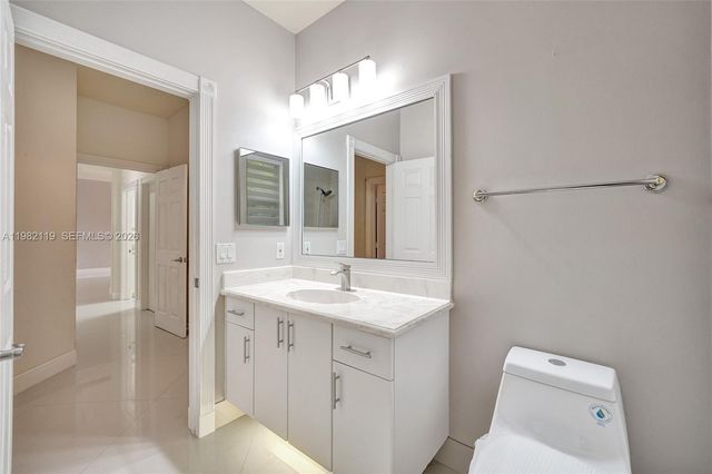 8006 N Savannah Cir, Davie, FL 33328