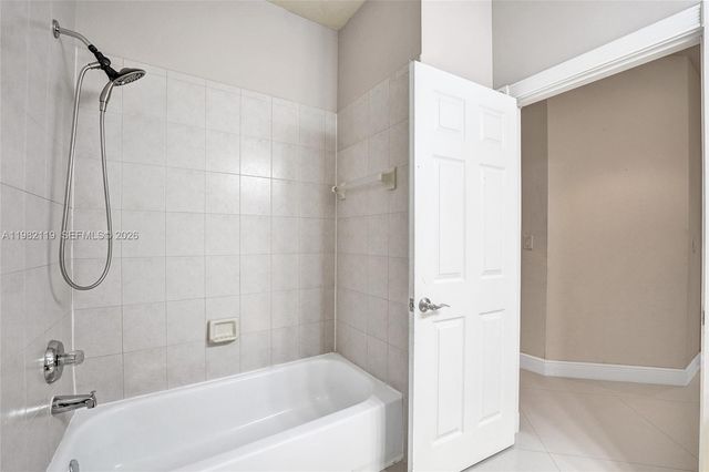 8006 N Savannah Cir, Davie, FL 33328