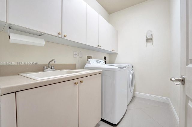8006 N Savannah Cir, Davie, FL 33328