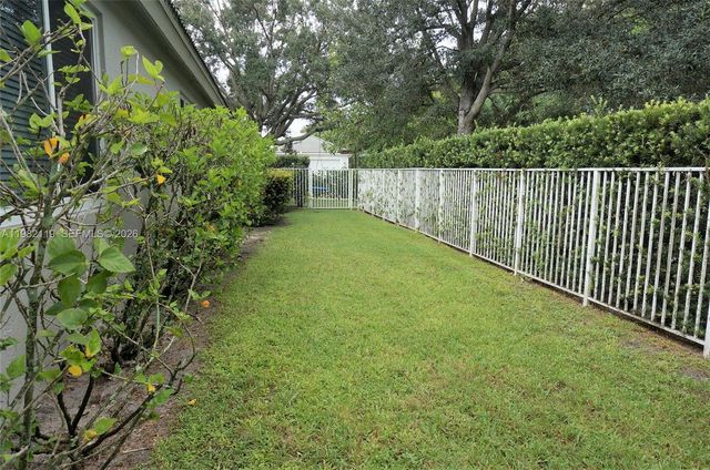 8006 N Savannah Cir, Davie, FL 33328