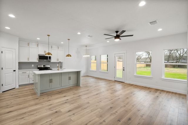206 Williams Avenue, Cleburne, TX 76033
