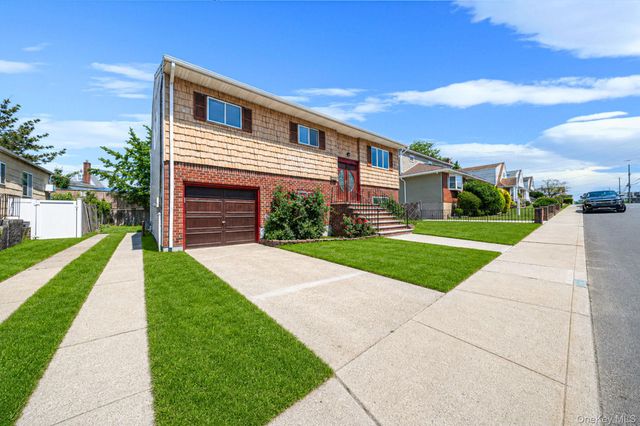 242 Roquette Avenue, Floral Park, NY 11001