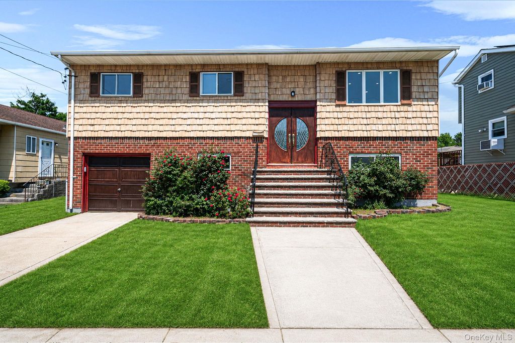 242 Roquette Avenue, Floral Park, NY 11001