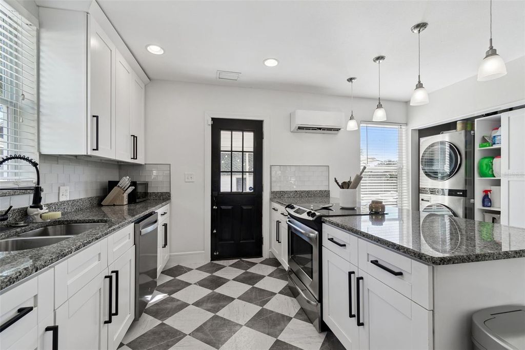 Image 16 of property listing at 3330 8TH AVENUE N, St Petersburg, FL 33713