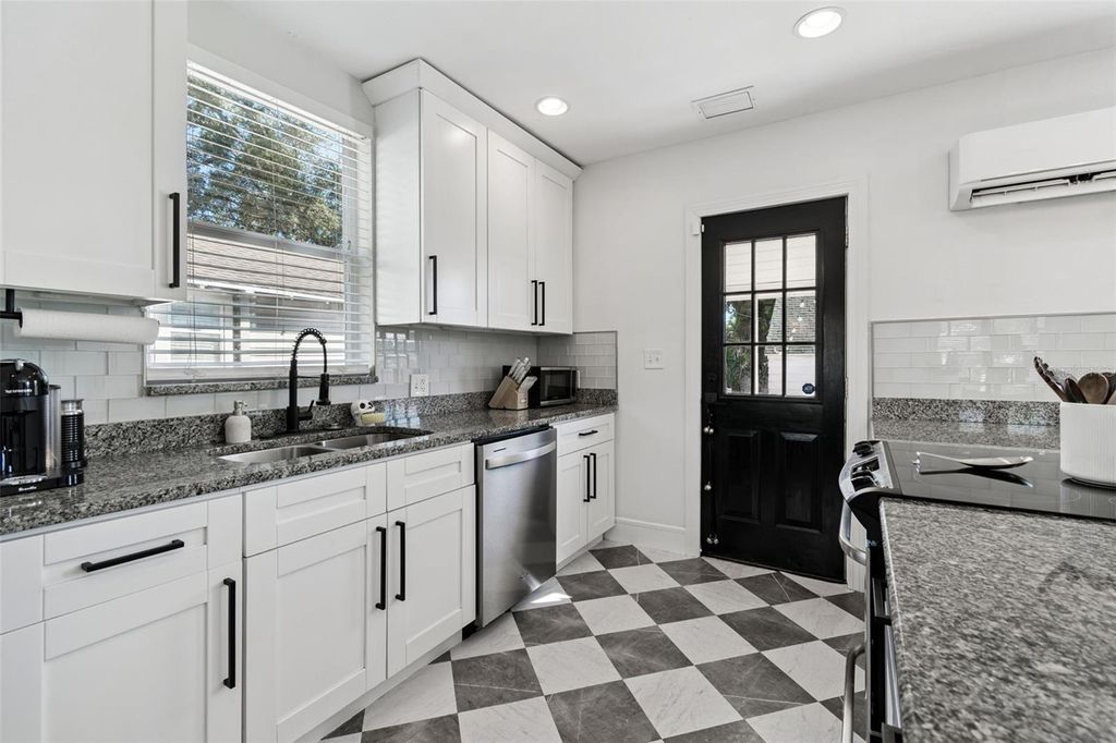 Image 17 of property listing at 3330 8TH AVENUE N, St Petersburg, FL 33713