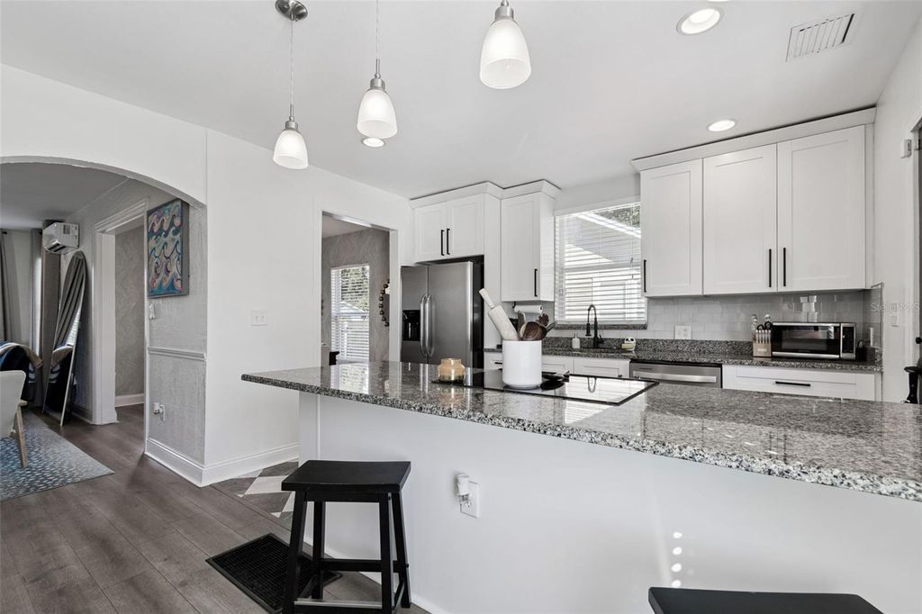 Image 21 of property listing at 3330 8TH AVENUE N, St Petersburg, FL 33713