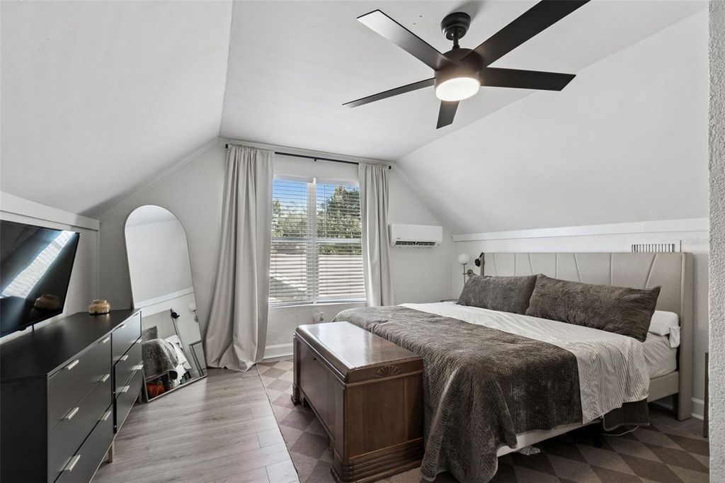 Image 37 of property listing at 3330 8TH AVENUE N, St Petersburg, FL 33713