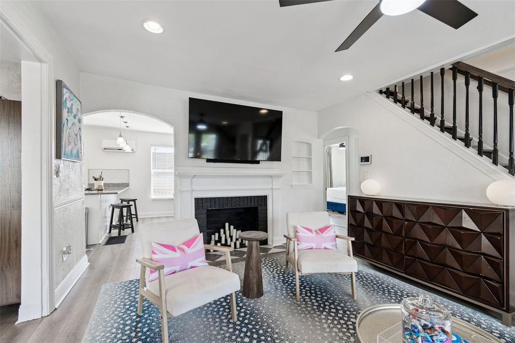 Image 6 of property listing at 3330 8TH AVENUE N, St Petersburg, FL 33713