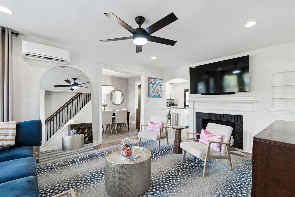 Image 9 of property listing at 3330 8TH AVENUE N, St Petersburg, FL 33713