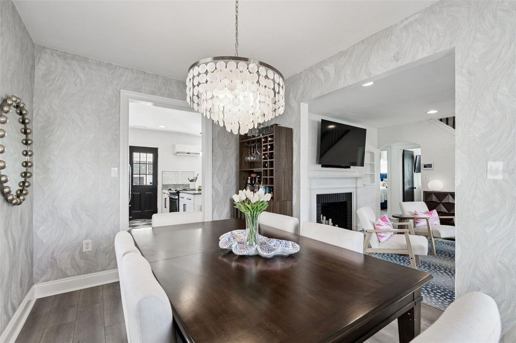 Image 10 of property listing at 3330 8TH AVENUE N, St Petersburg, FL 33713