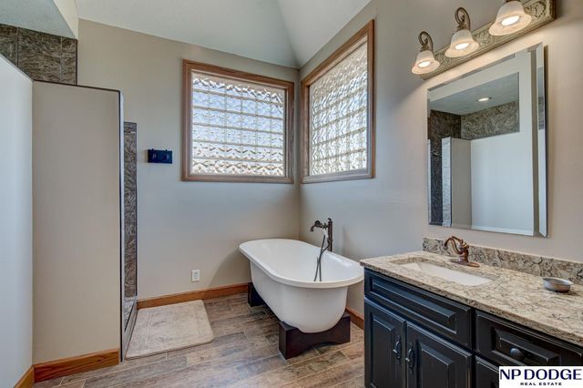 7657 Saddle Drive, Papillion, NE 68046