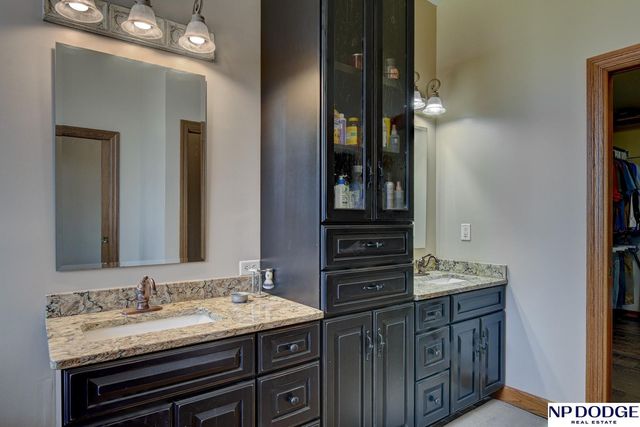 7657 Saddle Drive, Papillion, NE 68046