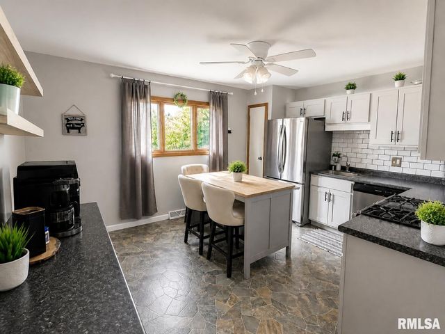 208 S MEADOWVIEW Lane, Washington, IL 61571