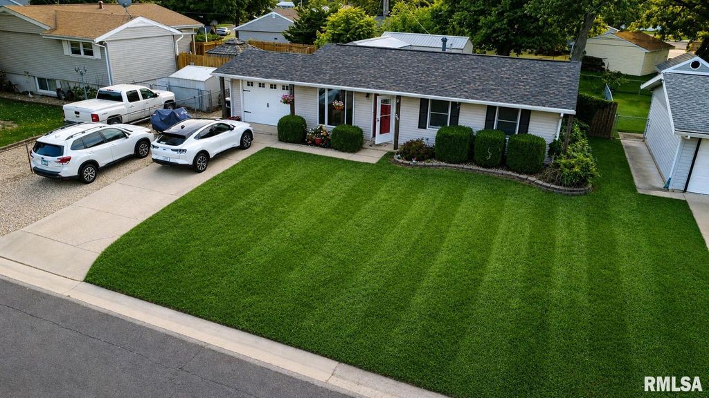 208 S MEADOWVIEW Lane, Washington, IL 61571
