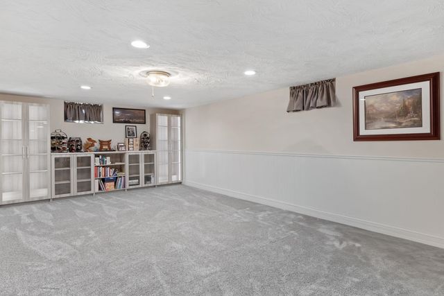 3719 N Thornwood Avenue, Davenport, IA 52806