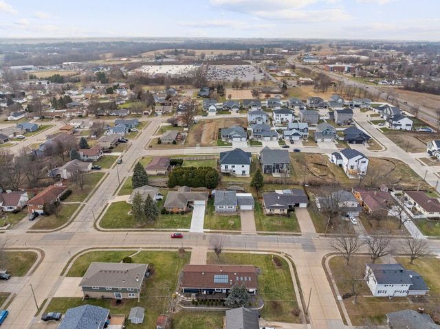 3719 N Thornwood Avenue, Davenport, IA 52806