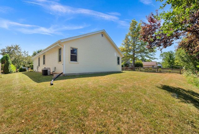 8820 W Travis LANE, Franklin, WI 53132