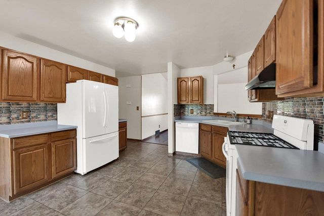8820 W Travis LANE, Franklin, WI 53132