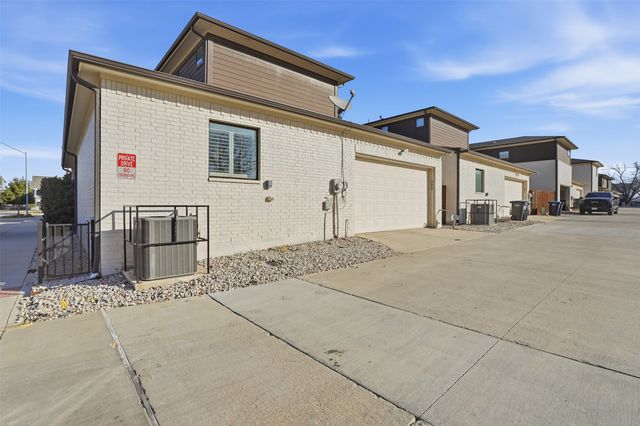 323 Sunset Lane, Fort Worth, TX 76114