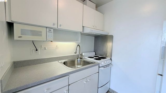 6 Captain Dr. E428, Emeryville, CA 94608