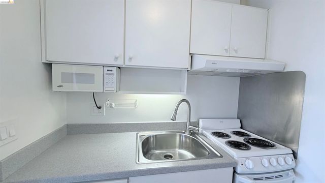 6 Captain Dr. E428, Emeryville, CA 94608