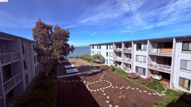 6 Captain Dr. E428, Emeryville, CA 94608