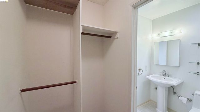 6 Captain Dr. E428, Emeryville, CA 94608