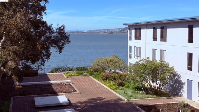 6 Captain Dr. E428, Emeryville, CA 94608