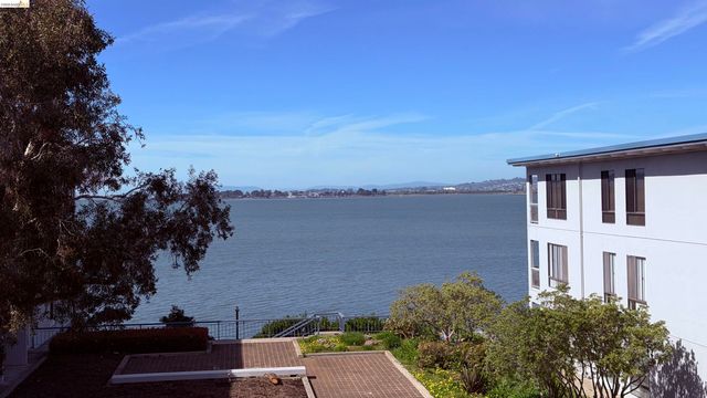 6 Captain Dr. E428, Emeryville, CA 94608