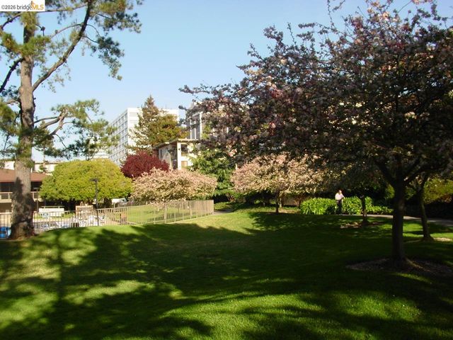 6 Captain Dr. E428, Emeryville, CA 94608