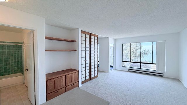 6 Captain Dr. E428, Emeryville, CA 94608