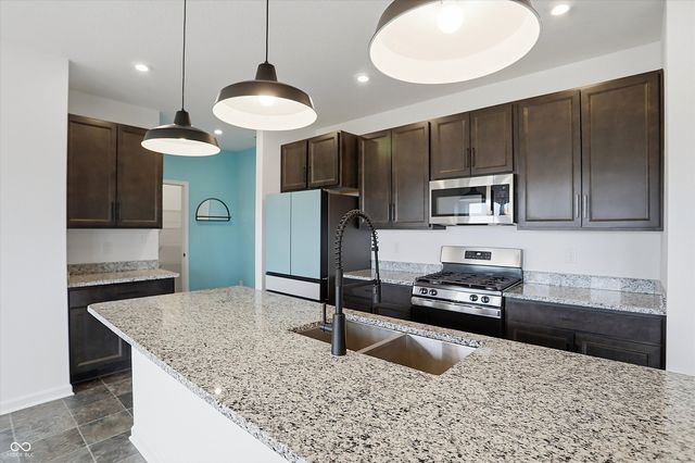 5498 Woods Pointe Drive, Mccordsville, IN 46055