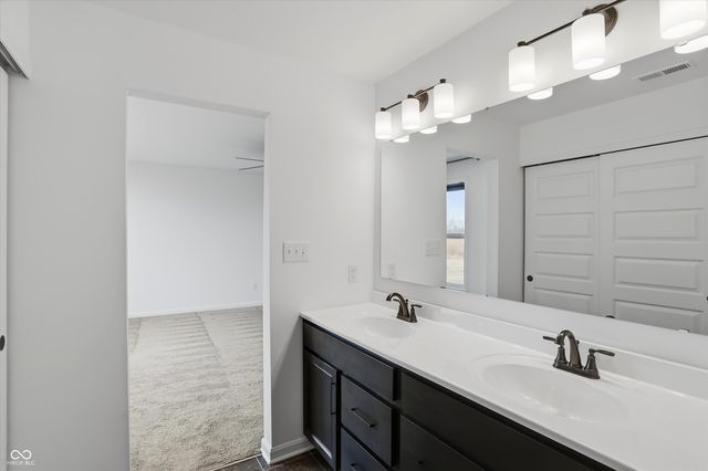 5498 Woods Pointe Drive, Mccordsville, IN 46055