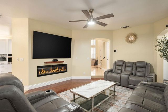 7568 N Hanna Avenue, Fresno, CA 93722