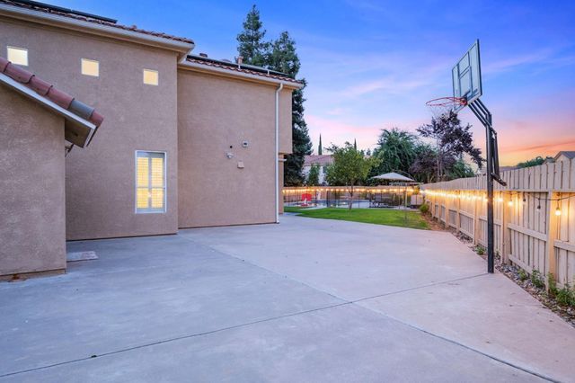 7568 N Hanna Avenue, Fresno, CA 93722