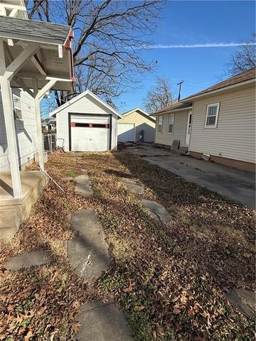 1314 W 5th Street, Coffeyville, KS 67337