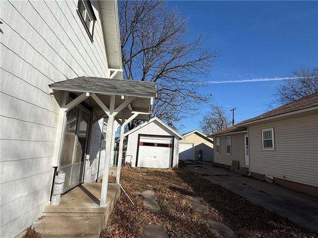 1314 W 5th Street, Coffeyville, KS 67337