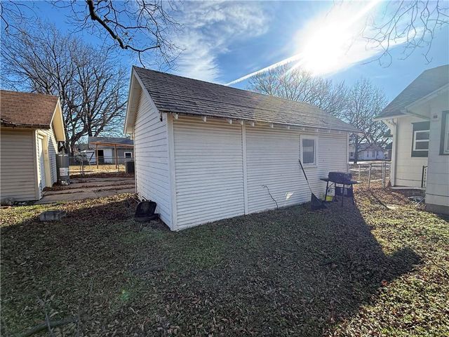 1314 W 5th Street, Coffeyville, KS 67337