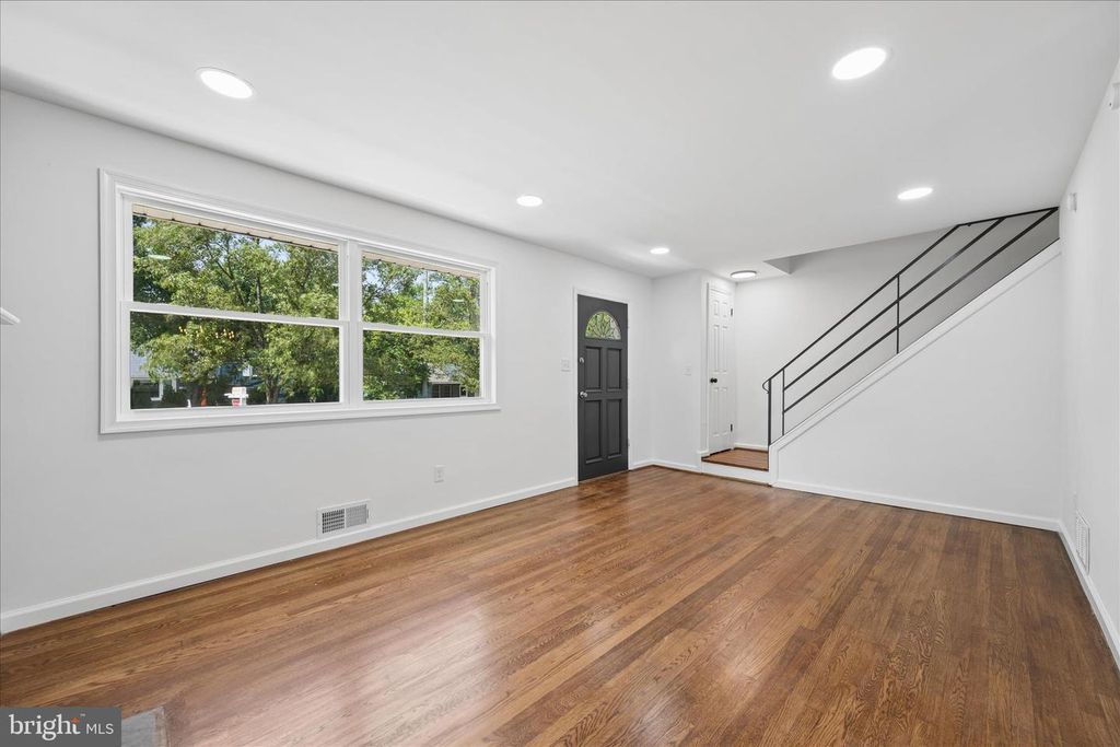 Image 5 of property listing at 8517 OGLETHORPE ST, New Carrollton, MD 20784